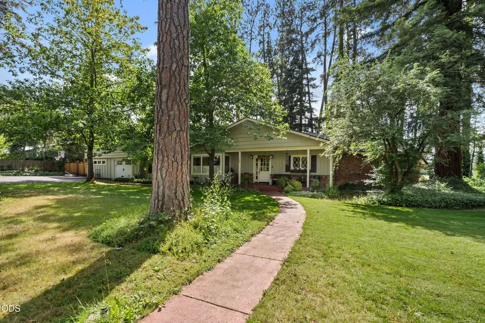 3 Bed 2 Bath Classic Historic Era Home in Medford, OR - 2