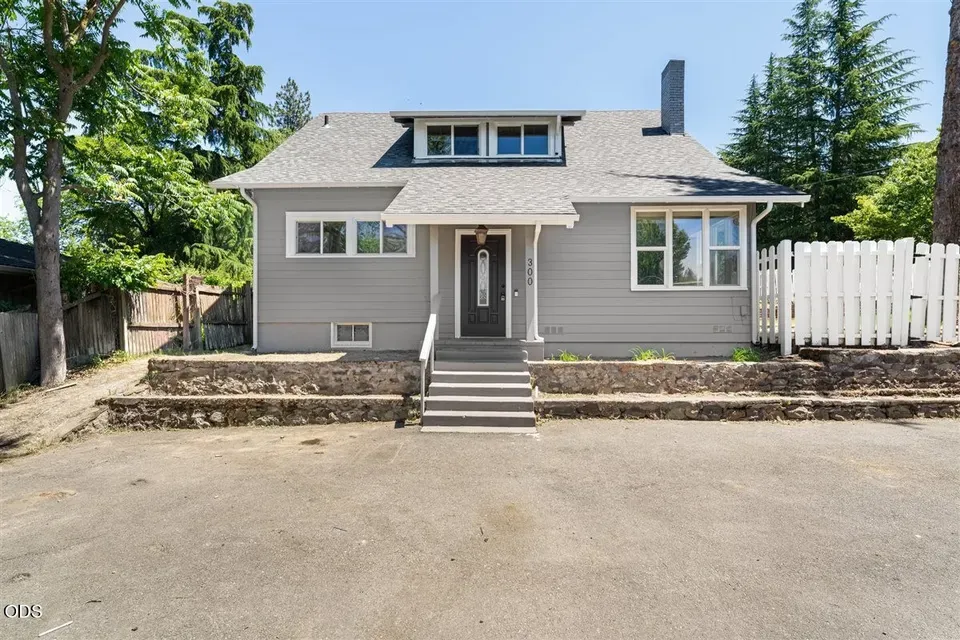 3 Bed 2 Bath Classic Historic Era Home in Medford, OR