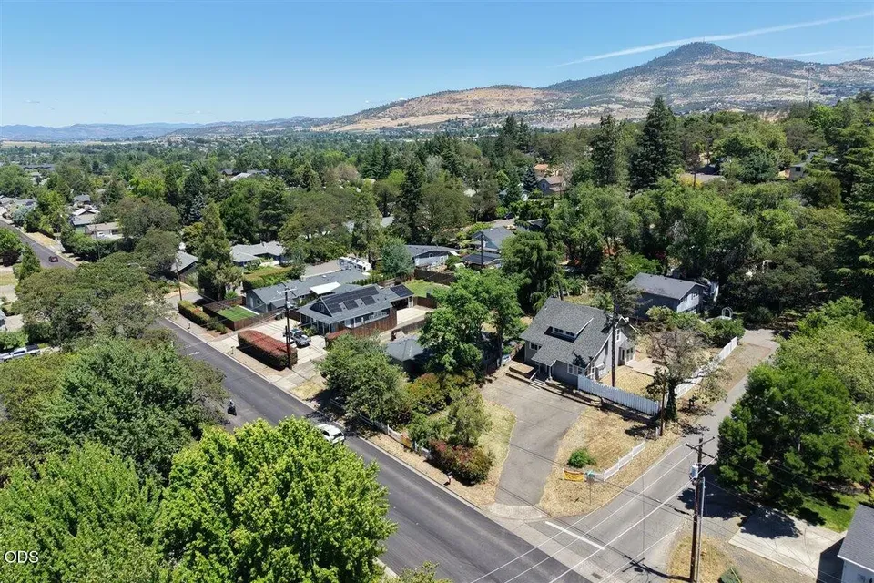 3 Bed 2 Bath Classic Historic Era Home in Medford, OR - 2