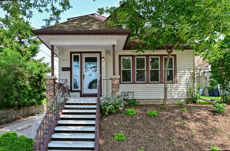 3 Bed 2 Bath Classic Historic Era Home in Milwaukee, WI