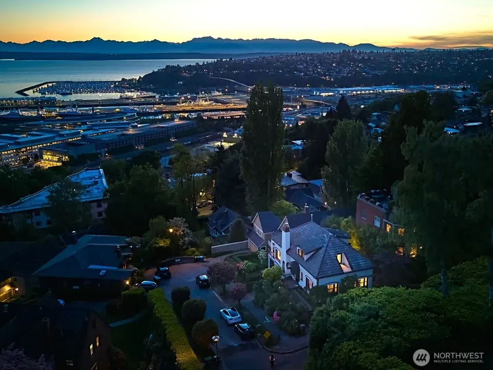 3 Bed 2 Bath Classic Historic Era Home in Seattle, WA - 2