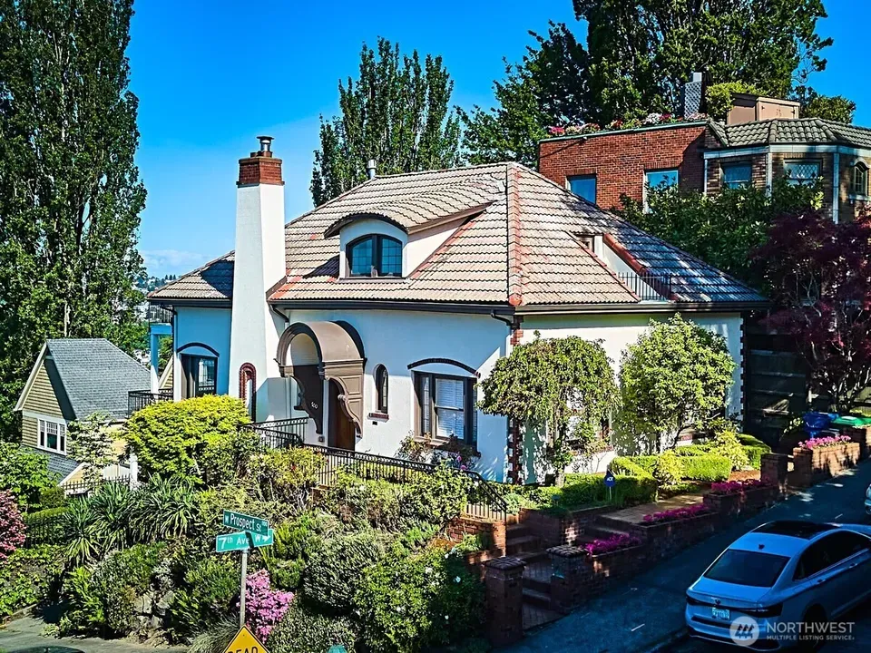 3 Bed 2 Bath Classic Historic Era Home in Seattle, WA - 4