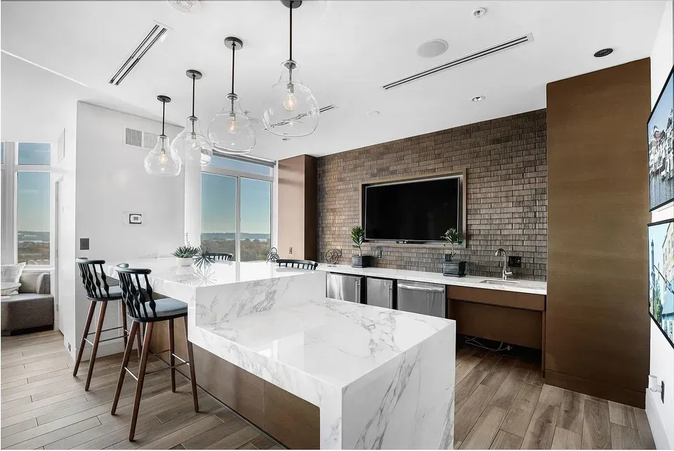 3 Bed 2 Bath Contemporary High-Rise Condo in Alexandria, VA - 3