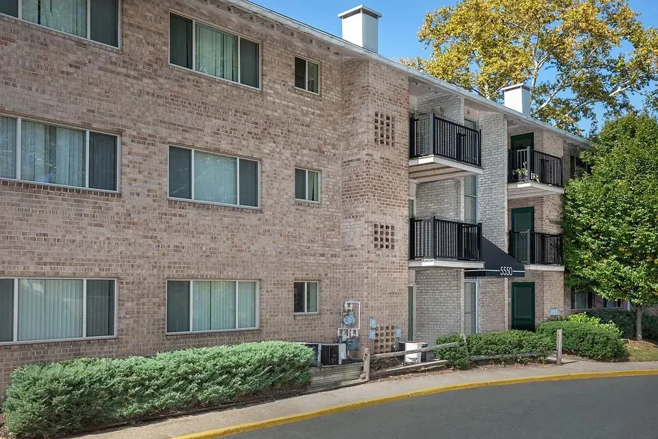 3 Bed 2 Bath Contemporary High-Rise Condo in Alexandria, VA