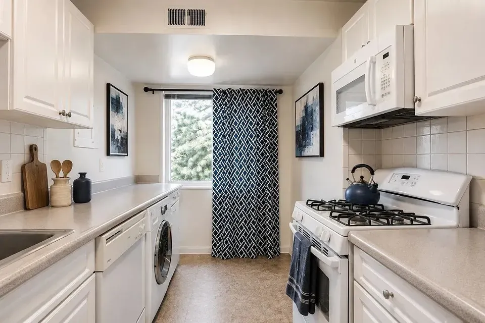 3 Bed 2 Bath Contemporary High-Rise Condo in Alexandria, VA - 2