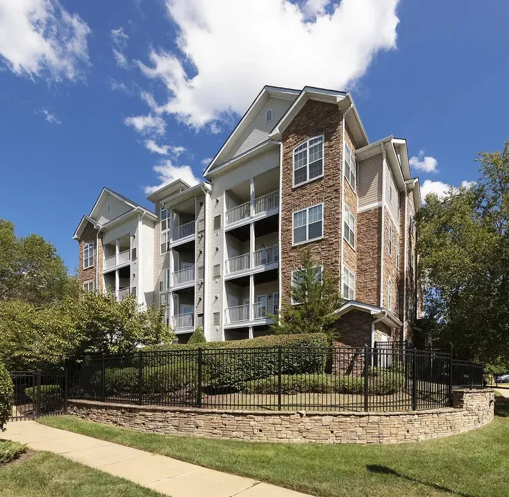 3 Bed 2 Bath Contemporary High-Rise Condo in Alexandria, VA - 2
