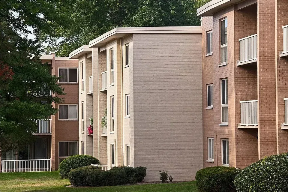 3 Bed 2 Bath Contemporary High-Rise Condo in Alexandria, VA - 2