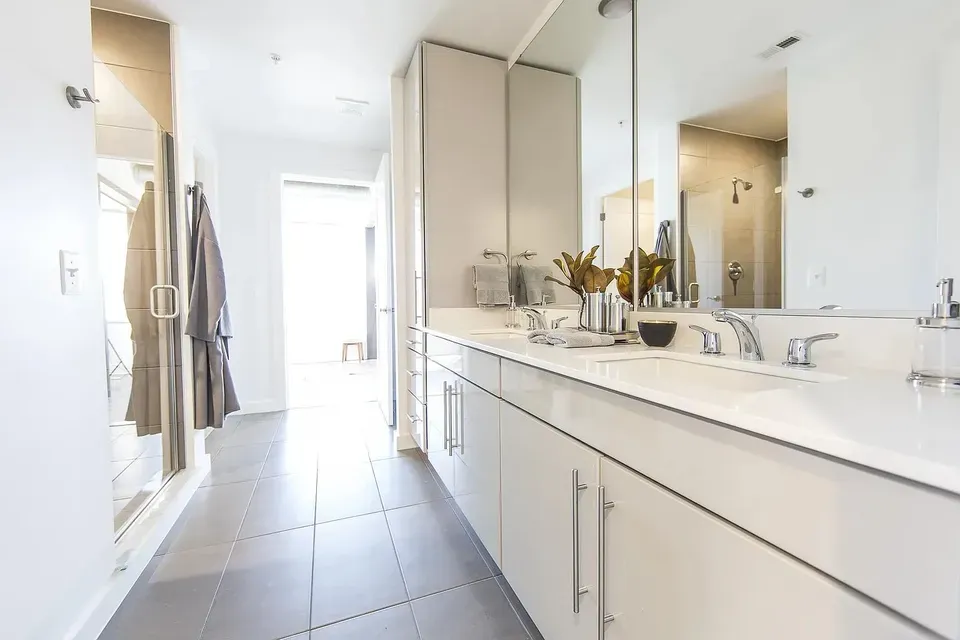 3 Bed 2 Bath Contemporary High-Rise Condo in Alexandria, VA - 5