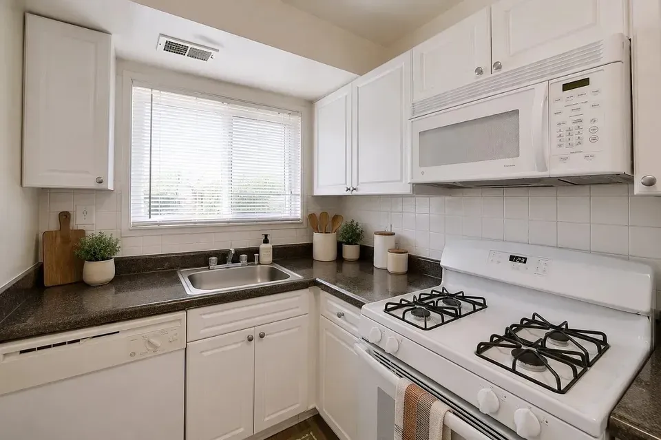 3 Bed 2 Bath Contemporary High-Rise Condo in Alexandria, VA - 3