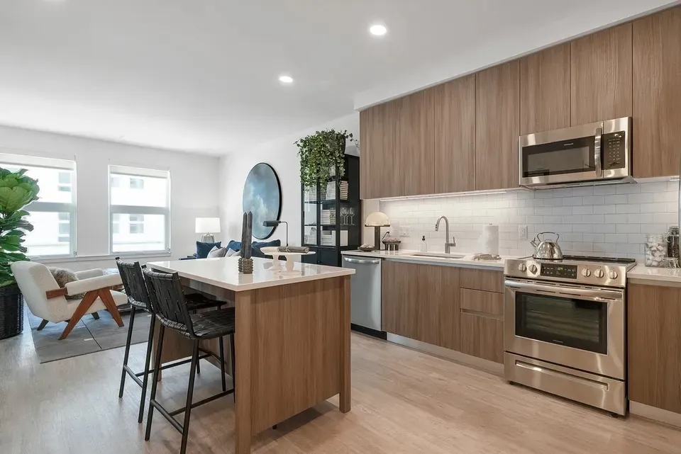 3 Bed 2 Bath Contemporary High-Rise Condo in Alexandria, VA - 5