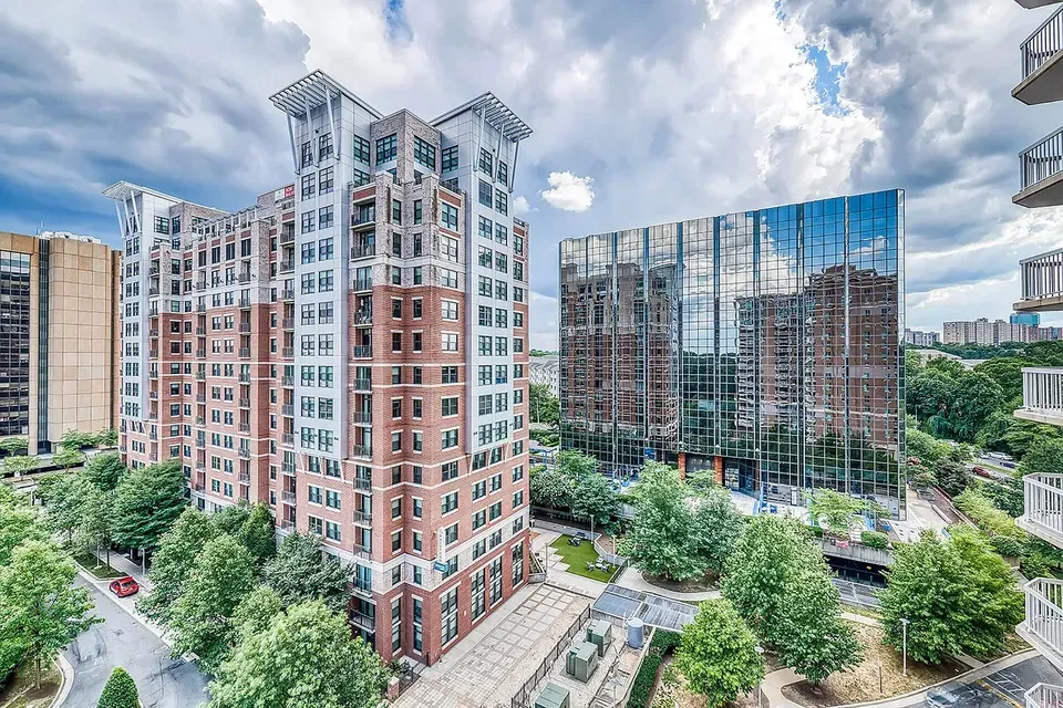 3 Bed 2 Bath Contemporary High-Rise Condo in Alexandria, VA - 2