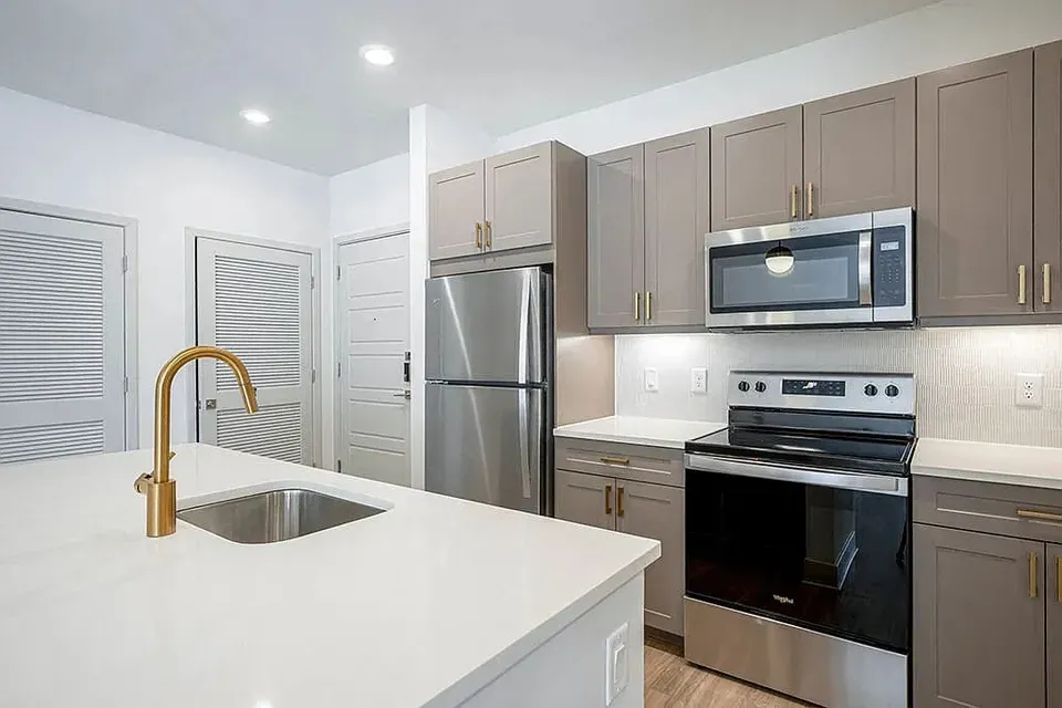 3 Bed 2 Bath Contemporary High-Rise Condo in Alexandria, VA - 4