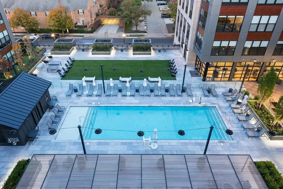 3 Bed 2 Bath Contemporary High-Rise Condo in Alexandria, VA - 2