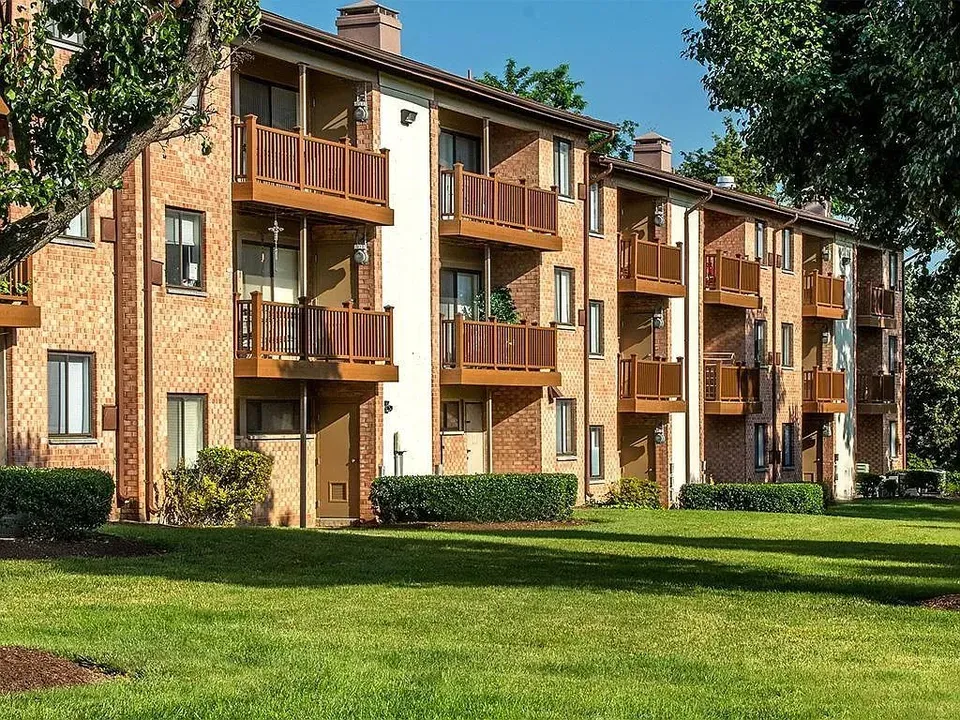 3 Bed 2 Bath Contemporary High-Rise Condo in Alexandria, VA