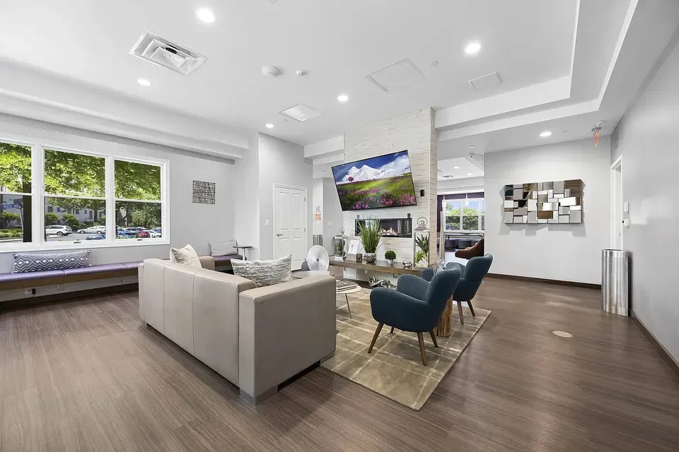 3 Bed 2 Bath Contemporary High-Rise Condo in Alexandria, VA - 5