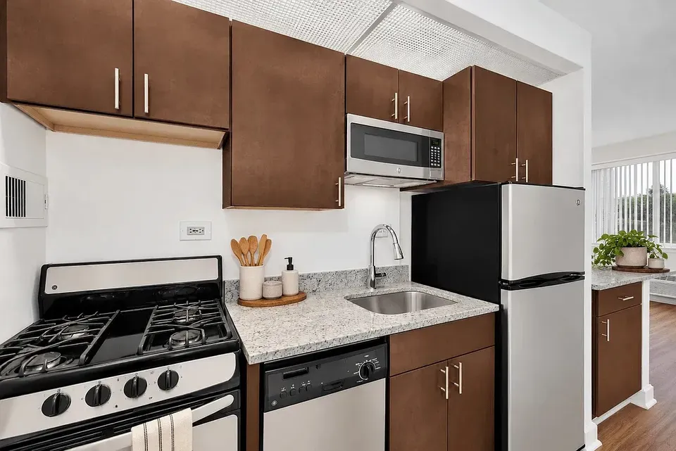 3 Bed 2 Bath Contemporary High-Rise Condo in Alexandria, VA - 5