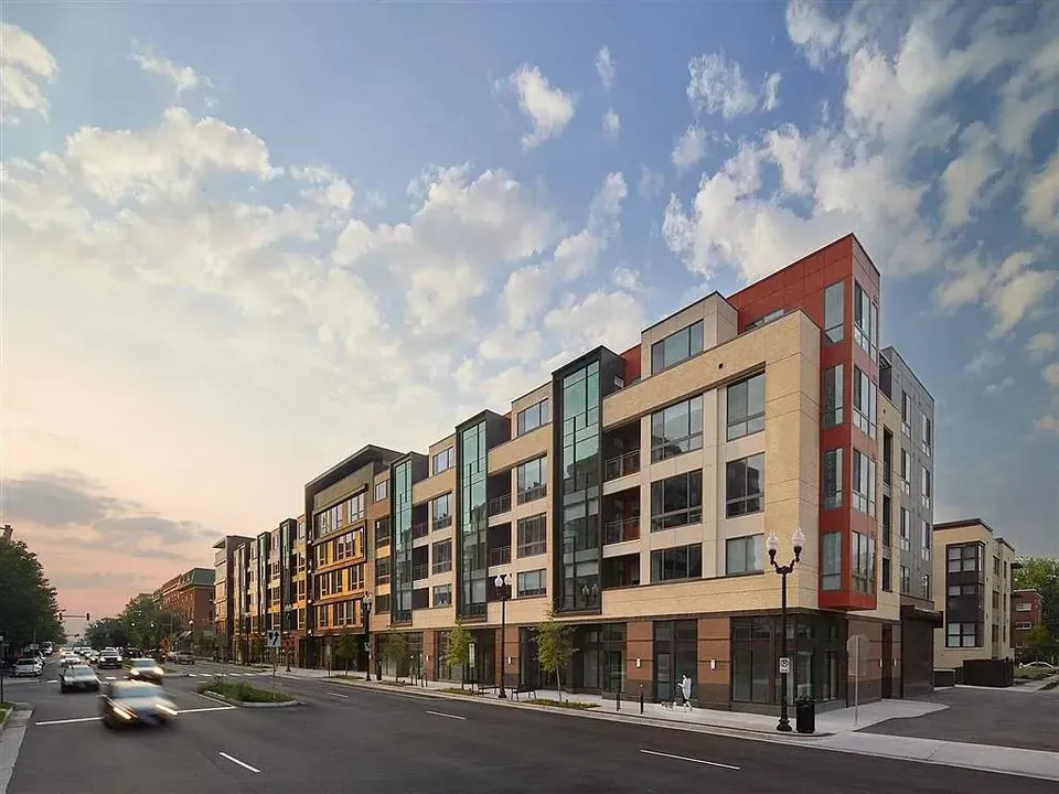 3 Bed 2 Bath Contemporary High-Rise Condo in Arlington, VA - 3