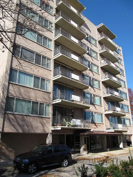 3 Bed 2 Bath Contemporary High-Rise Condo in Arlington, VA - 2