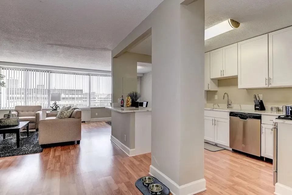 3 Bed 2 Bath Contemporary High-Rise Condo in Arlington, VA - 4