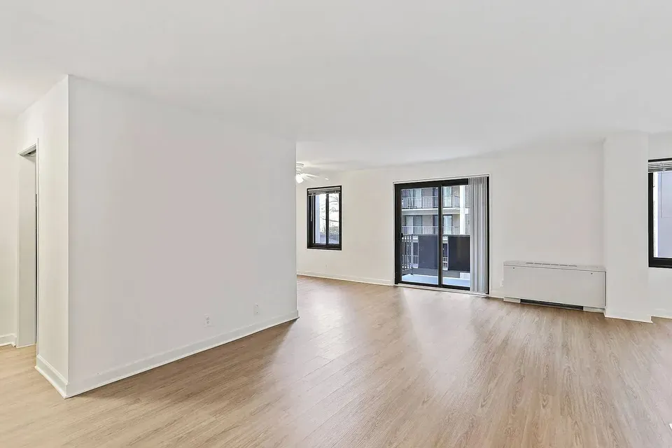3 Bed 2 Bath Contemporary High-Rise Condo in Arlington, VA - 5
