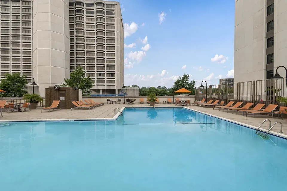 3 Bed 2 Bath Contemporary High-Rise Condo in Arlington, VA - 4