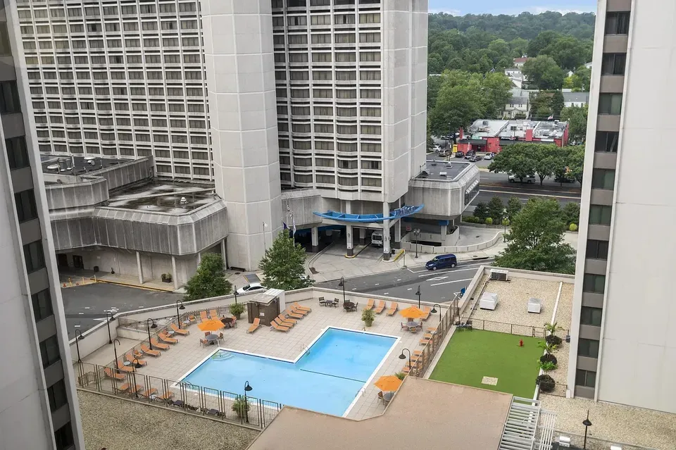 3 Bed 2 Bath Contemporary High-Rise Condo in Arlington, VA - 5