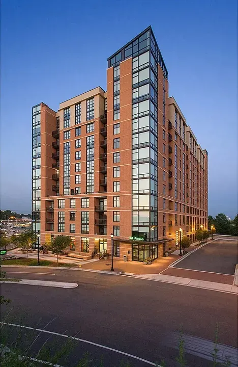 3 Bed 2 Bath Contemporary High-Rise Condo in Arlington, VA - 2