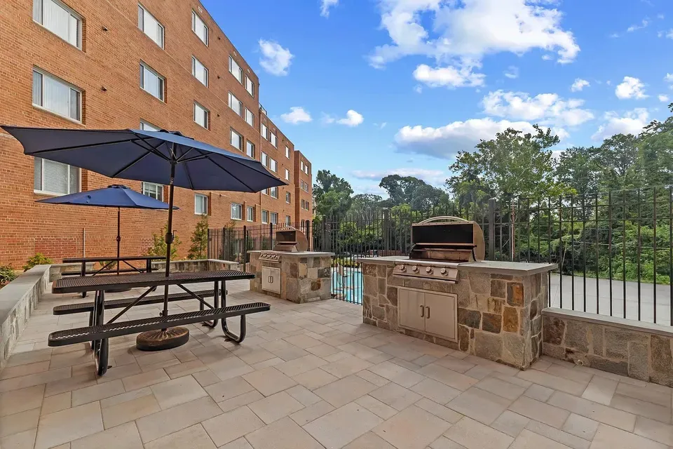 3 Bed 2 Bath Contemporary High-Rise Condo in Arlington, VA - 4