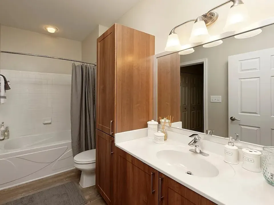 3 Bed 2 Bath Contemporary High-Rise Condo in Arlington, VA - 4