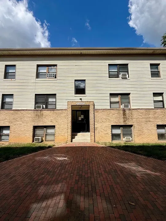 3 Bed 2 Bath Contemporary High-Rise Condo in Arlington, VA - 3