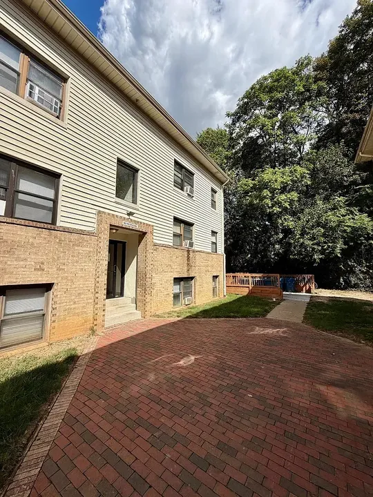 3 Bed 2 Bath Contemporary High-Rise Condo in Arlington, VA - 4