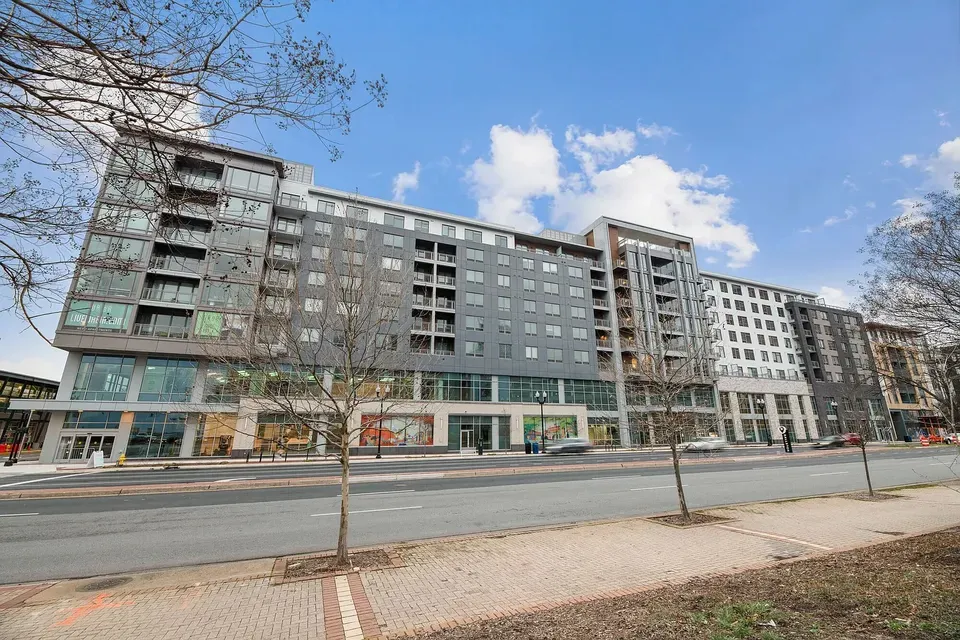 3 Bed 2 Bath Contemporary High-Rise Condo in Arlington, VA - 4