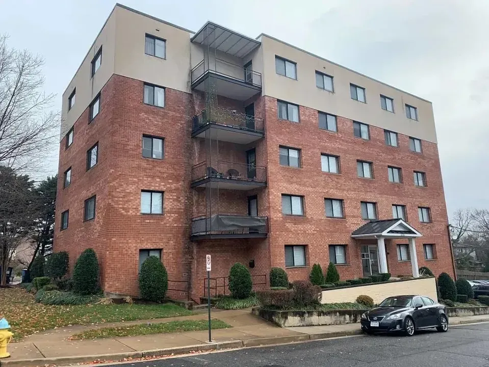 3 Bed 2 Bath Contemporary High-Rise Condo in Arlington, VA - 1