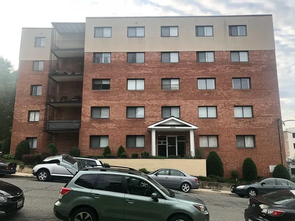 3 Bed 2 Bath Contemporary High-Rise Condo in Arlington, VA - 2