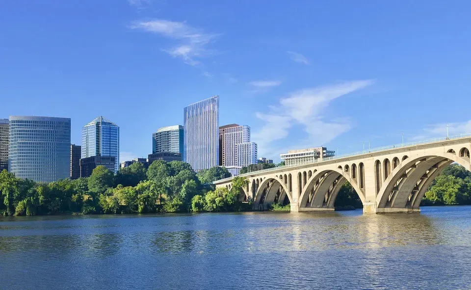 3 Bed 2 Bath Contemporary High-Rise Condo in Arlington, VA - 4