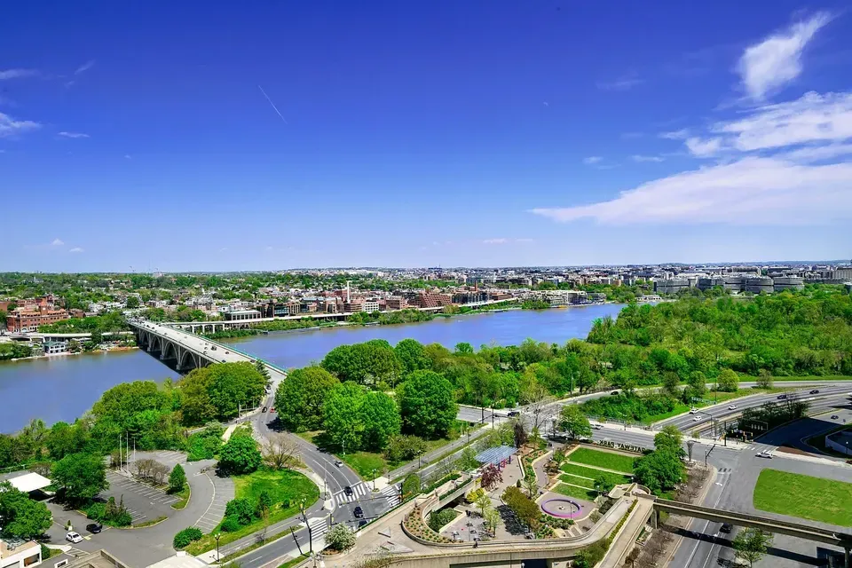 3 Bed 2 Bath Contemporary High-Rise Condo in Arlington, VA - 5