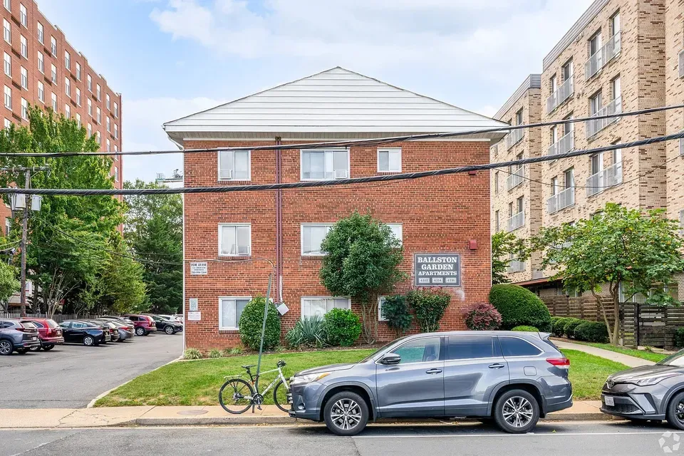 3 Bed 2 Bath Contemporary High-Rise Condo in Arlington, VA - 1
