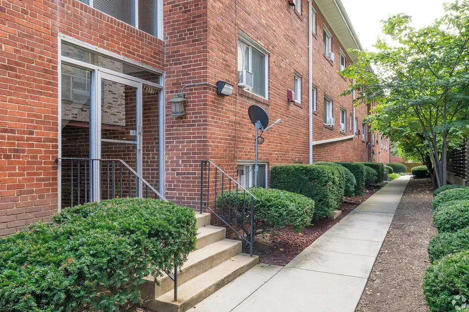 3 Bed 2 Bath Contemporary High-Rise Condo in Arlington, VA - 2