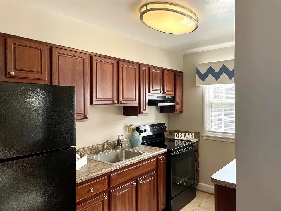3 Bed 2 Bath Contemporary High-Rise Condo in Arlington, VA - 4