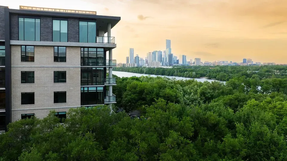 3 Bed 2 Bath Contemporary High-Rise Condo in Austin, TX - 2