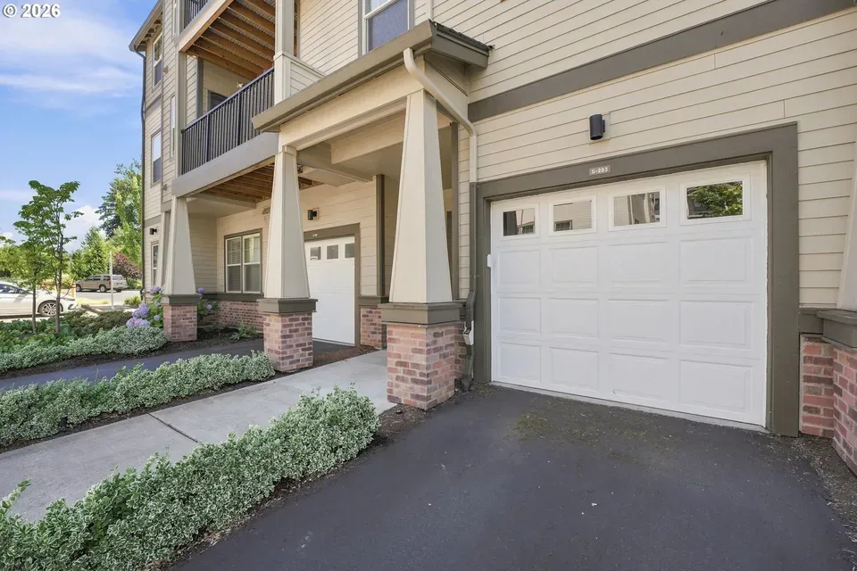 3 Bed 2 Bath Contemporary High-Rise Condo in Beaverton, OR - 1