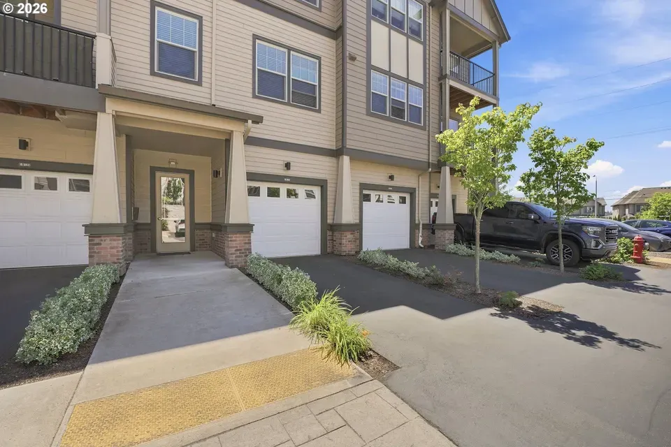 3 Bed 2 Bath Contemporary High-Rise Condo in Beaverton, OR - 2