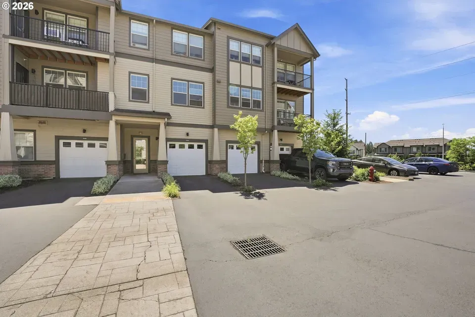 3 Bed 2 Bath Contemporary High-Rise Condo in Beaverton, OR - 3