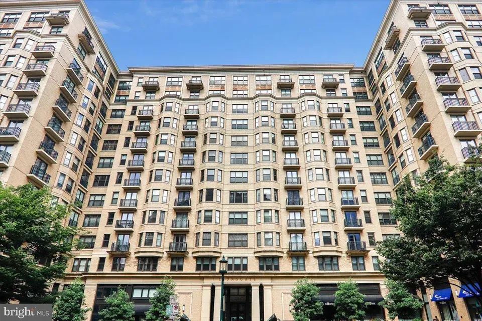 3 Bed 2 Bath Contemporary High-Rise Condo in Bethesda, MD - 2
