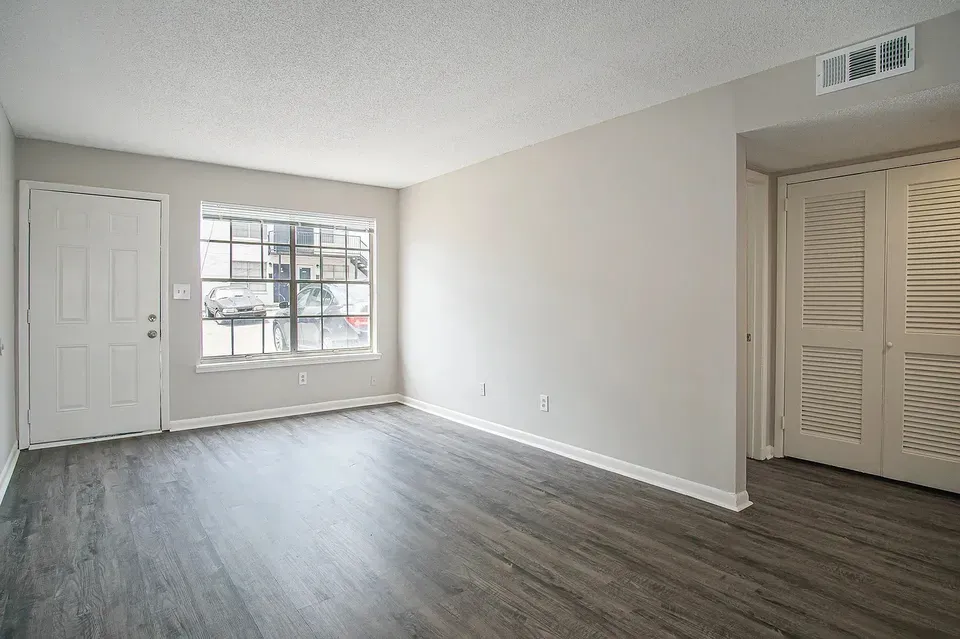 3 Bed 2 Bath Contemporary High-Rise Condo in Birmingham, AL - 2