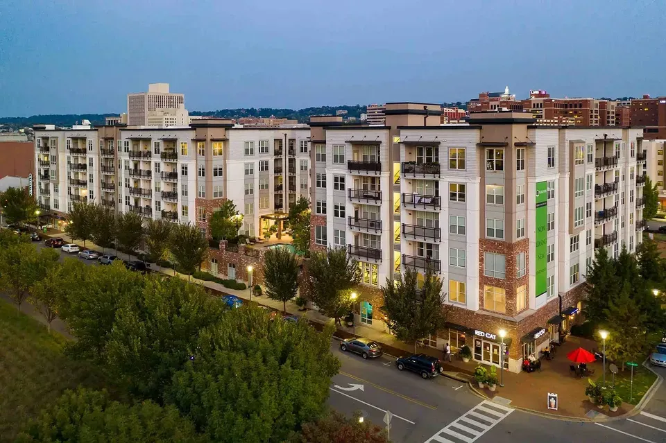 3 Bed 2 Bath Contemporary High-Rise Condo in Birmingham, AL - 2