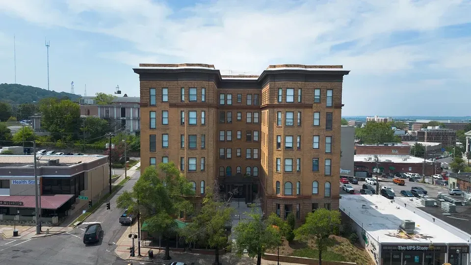 3 Bed 2 Bath Contemporary High-Rise Condo in Birmingham, AL - 2