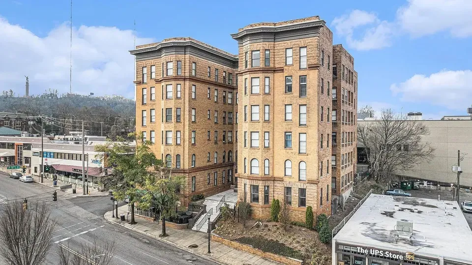 3 Bed 2 Bath Contemporary High-Rise Condo in Birmingham, AL - 4