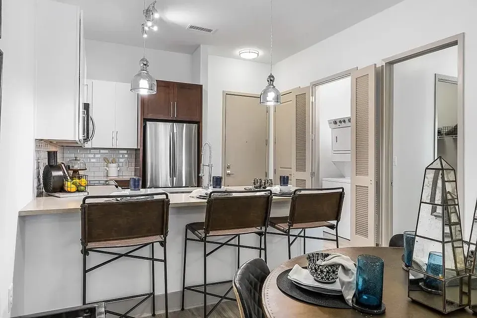 3 Bed 2 Bath Contemporary High-Rise Condo in Birmingham, AL - 5