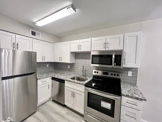 3 Bed 2 Bath Contemporary High-Rise Condo in Birmingham, AL - 4